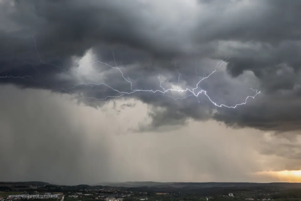 Des orages doivent éclater ce vendredi après-midi sur l'ensemble du territoire français.