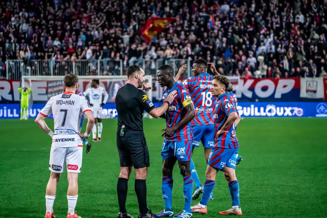 Le SM Caen face à un déficit record : Alerte rouge pour le budget !