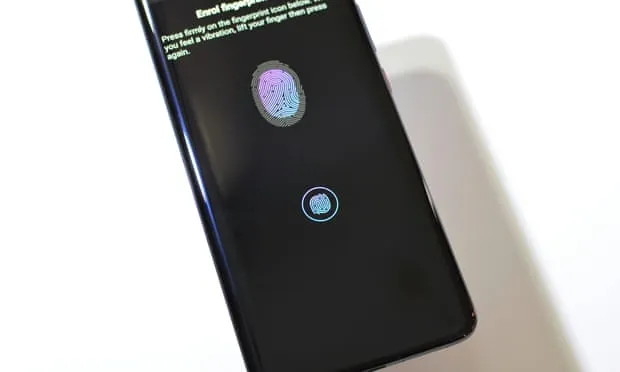 Huawei Mate 20 Pro munis un capteur d’empreinte digitale intégré à l’écran