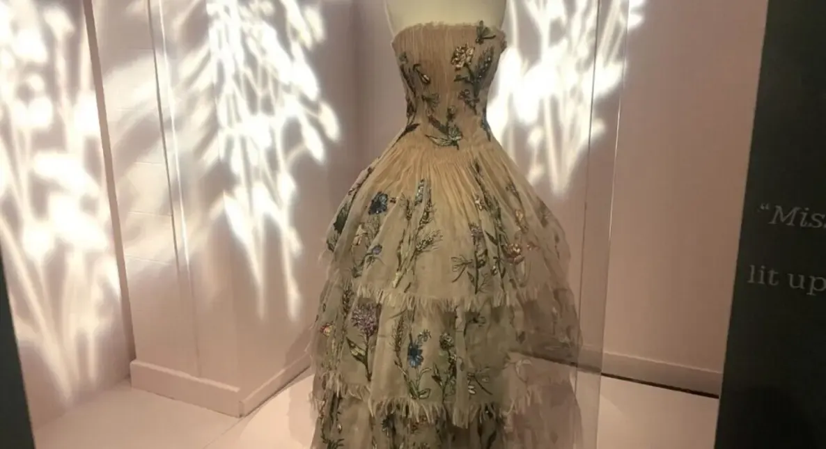 Granville : La robe iconique de Natalie Portman pour Miss Dior s expose au Musée Christian Dior
