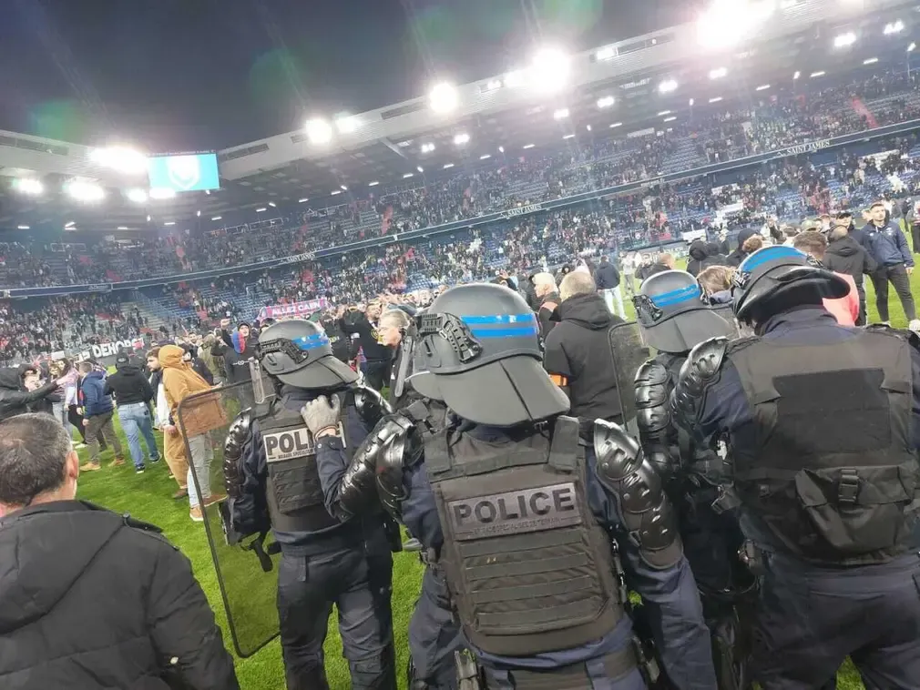 Relégation du SM Caen : La colère des supporters gronde et envahit le terrain