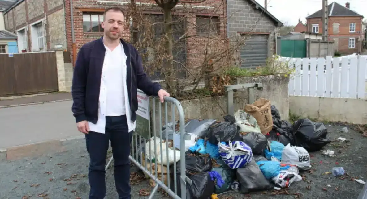 Orne : Un habitant excédé dépose les déchets sauvages devant la mairie !