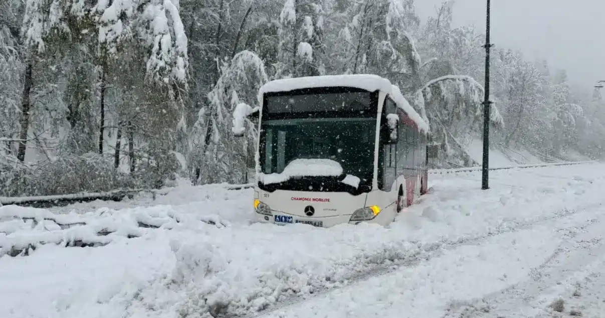Tignes sous la neige : Confinement hivernal surprise dans les Alpes !